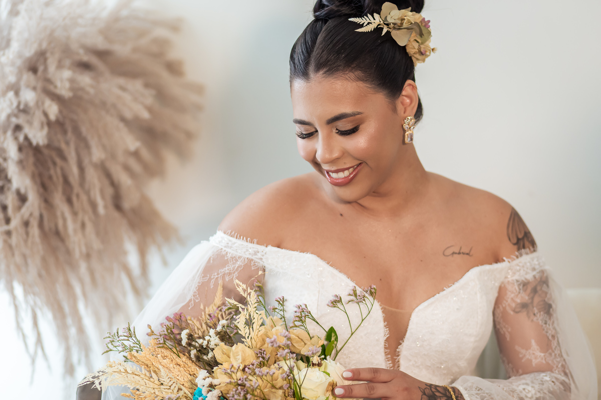 Vestido da noiva com rendas detalhadas, pronto para o grande momento.
Maquiagem de noiva suave e clássica, destacando os traços marcantes.