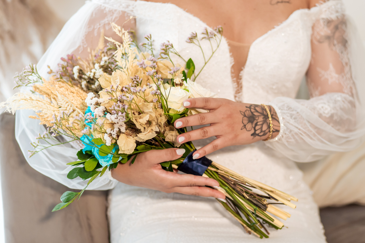 Penteado da noiva preso em um coque elegante, perfeito para a cerimônia.
Making of da noiva mostrando a interação com as madrinhas durante a preparação.