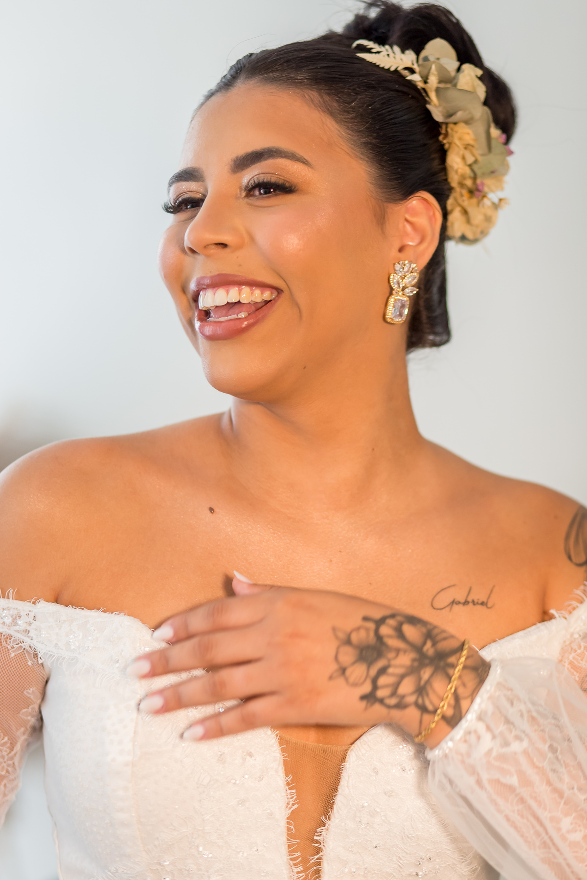 Vestido da noiva sendo ajustado pela costureira para um caimento perfeito.
Maquiagem de noiva com olhos esfumados, criando um olhar marcante.