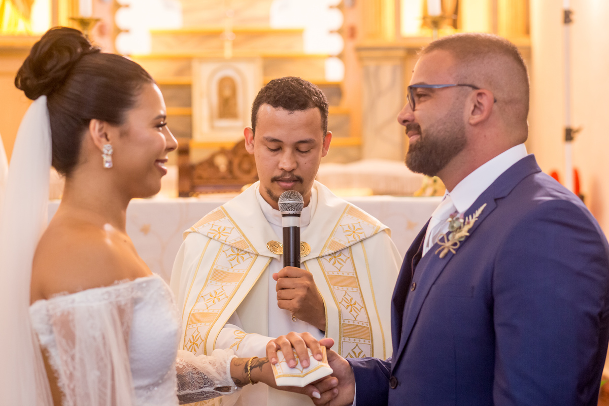 Casamento religioso na Igreja Matriz de Guarapari com fotos memoráveis.
Noivo não segura a emoção ao ver a noiva na Matriz de Guarapari.
Celebração especial na Matriz de Guarapari, cercada por história e tradição.