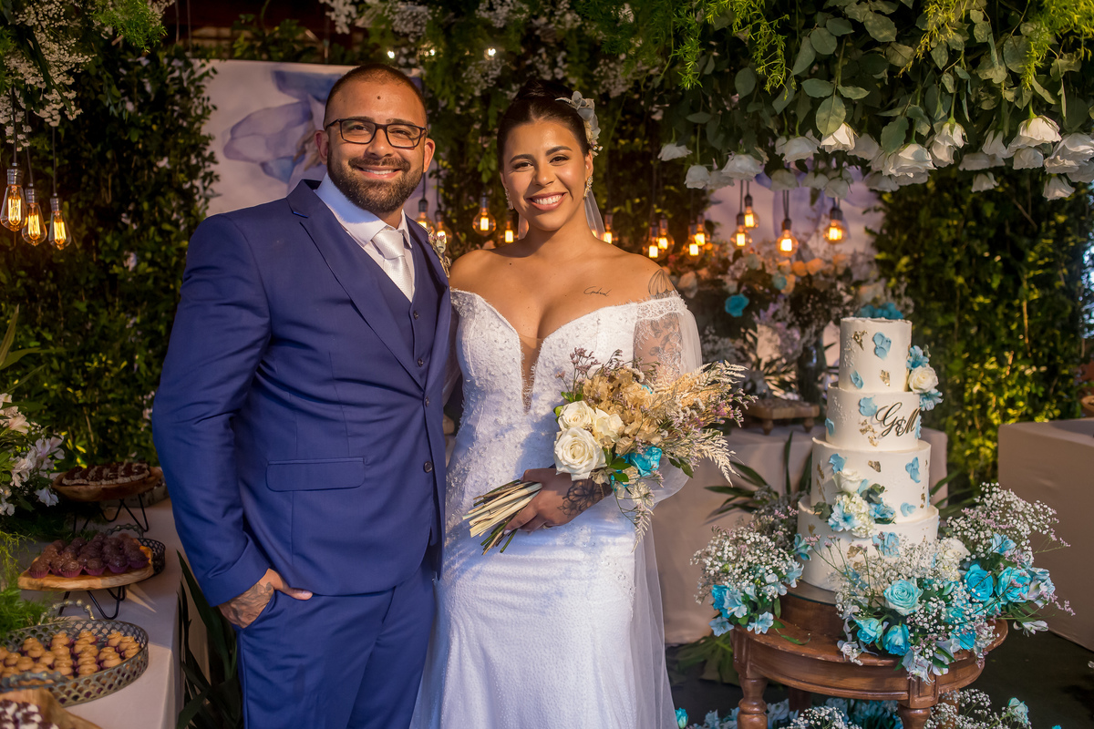 Retratos na mesa do bolo capturam a essência do amor dos noivos, com um fotógrafo de casamento no ES atento aos detalhes.
A fotografia de casamento no Espírito Santo transforma as fotos protocolares e os retratos na mesa do bolo em memórias inesquecíveis.