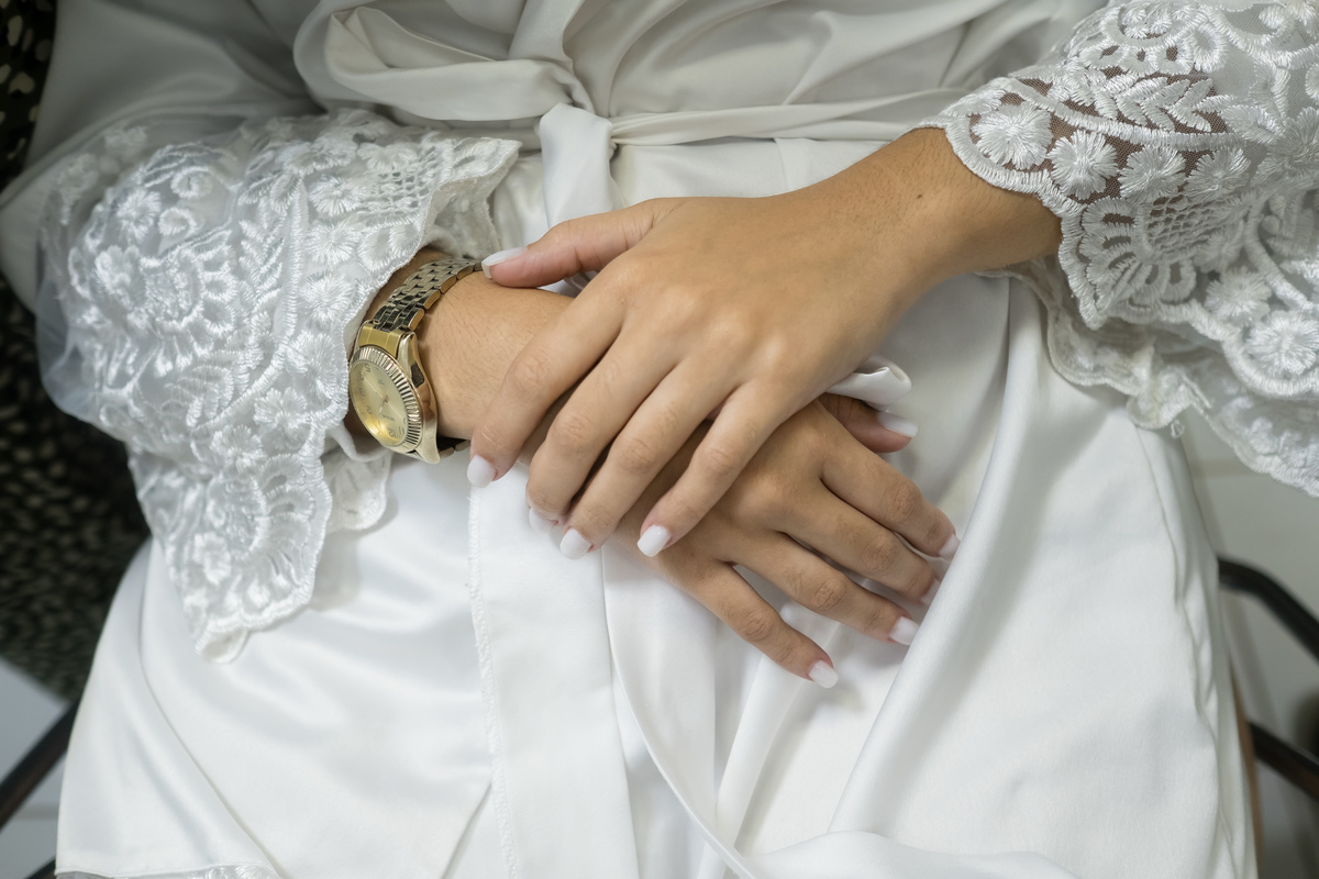 Maquiagem de noiva suave e clássica, destacando os traços marcantes.