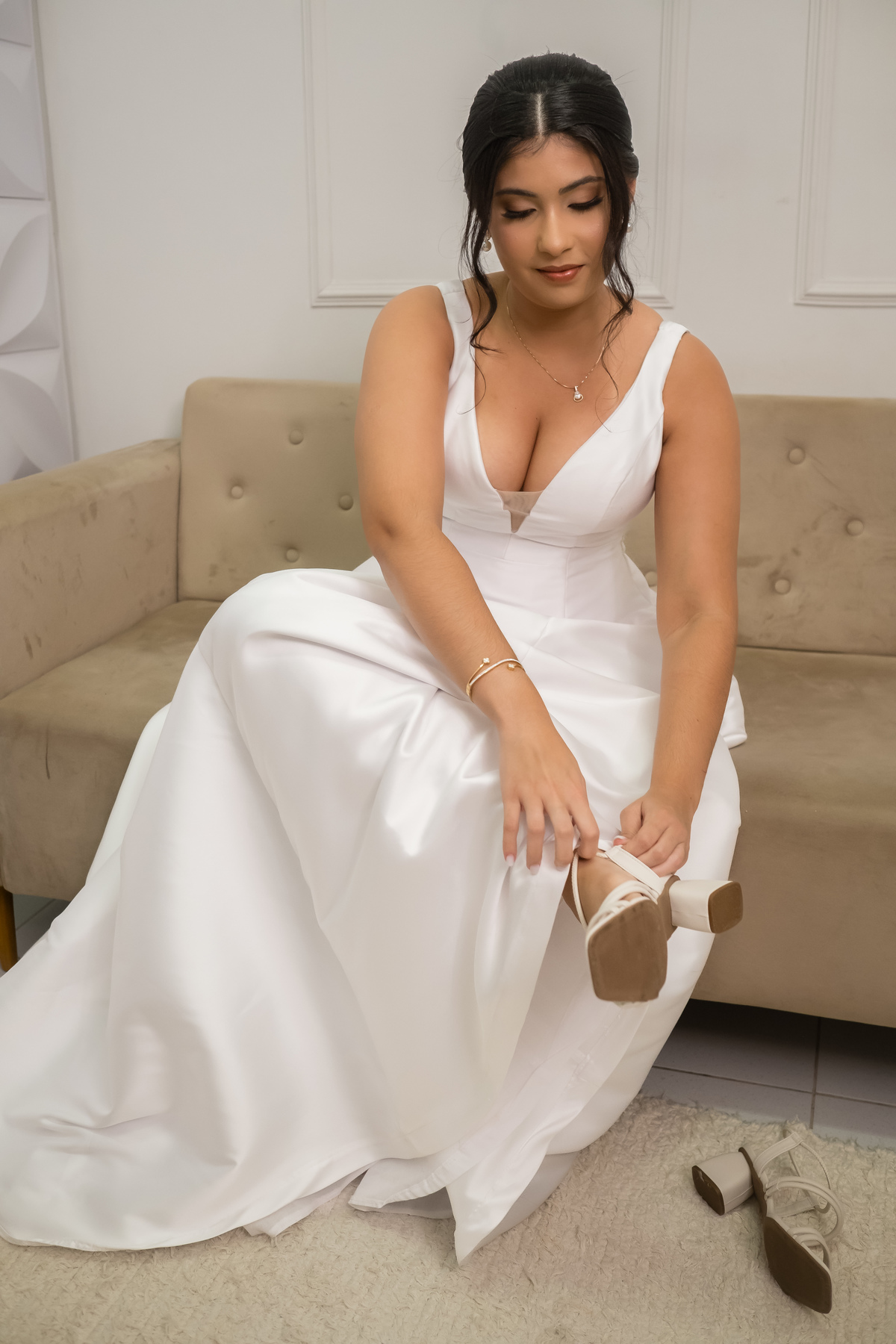 Making of da noiva registrando o momento de colocar os sapatos elegantes.