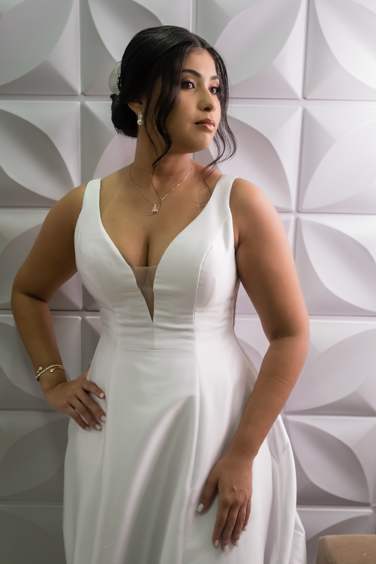 Capturando a emoção no making of da noiva: cada detalhe do vestido sendo ajustado.