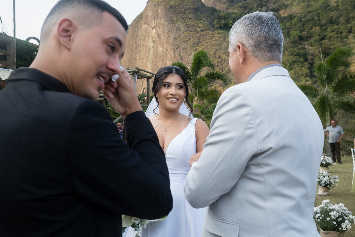 A luz natural de cerimônias ao ar livre no campo em Guarapari é capturada com perfeição por um fotógrafo especializado.