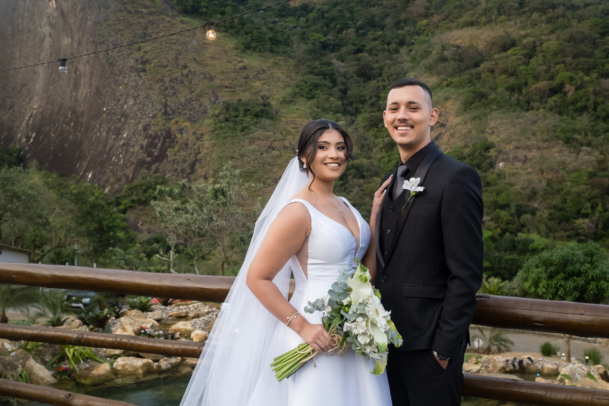 Retratos dos noivos na mesa do bolo com o fotógrafo de casamento no ES garantem um toque artístico à celebração.