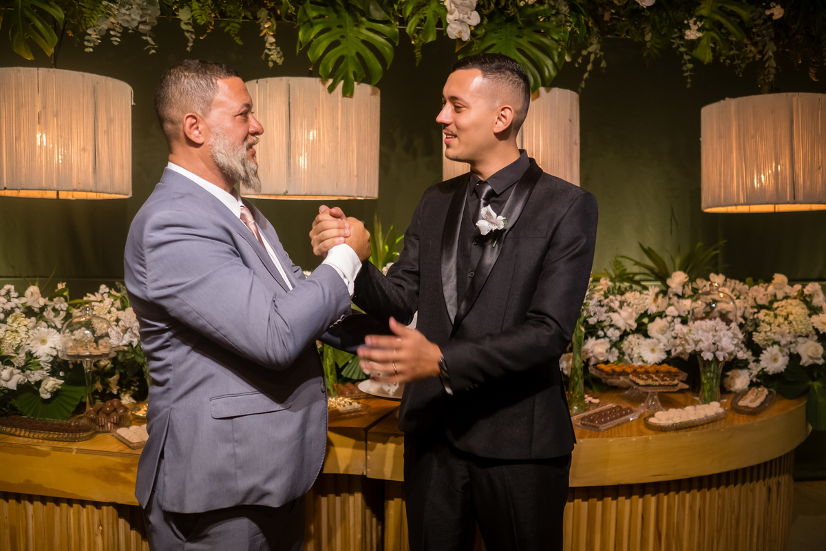 otos protocolares capturam a emoção do dia, enquanto retratos na mesa do bolo eternizam o amor, com o fotógrafo de casamento no ES.