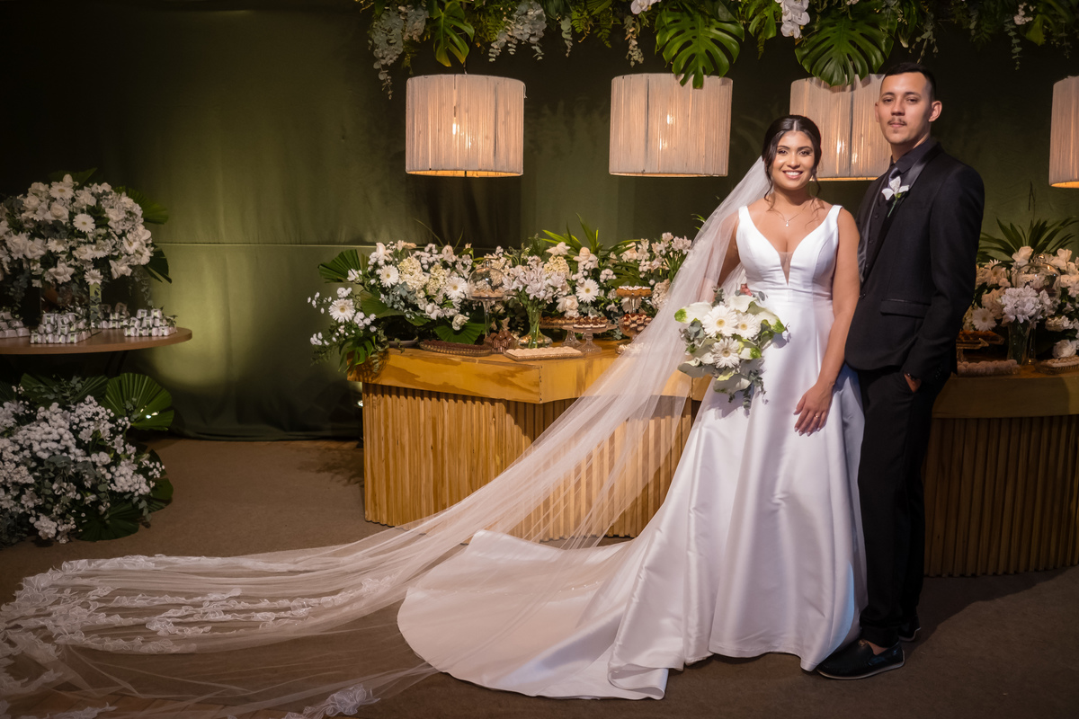A mesa do bolo vira cenário de fotos inesquecíveis com um fotógrafo de casamento em Guarapari.