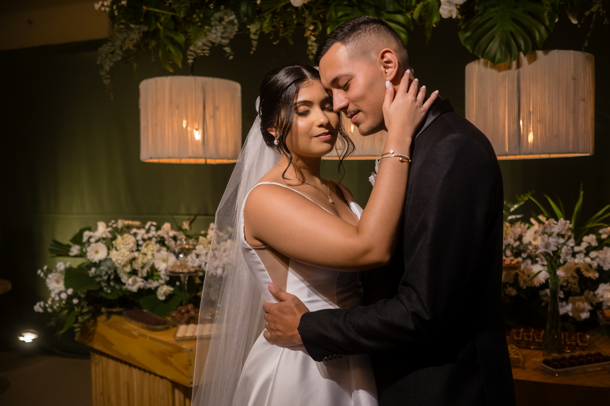  mesa do bolo é o palco ideal para retratos românticos, e o fotógrafo de casamento no ES captura tudo com perfeição.