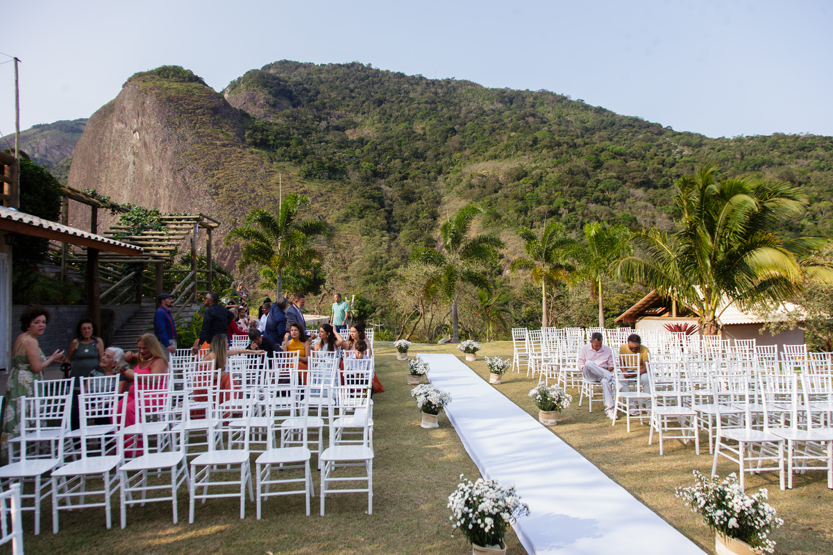 Cerimônia de casamento ao ar livre no campo em Buenos Aires, Guarapari, com fotografia de casamento que captura a essência do momento.