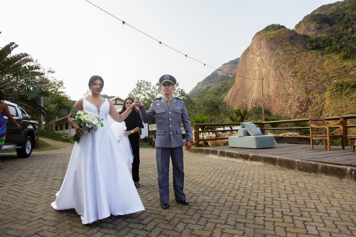 O cenário perfeito para casamentos ao ar livre em Guarapari é realçado pelo trabalho de um fotógrafo especializado na região.