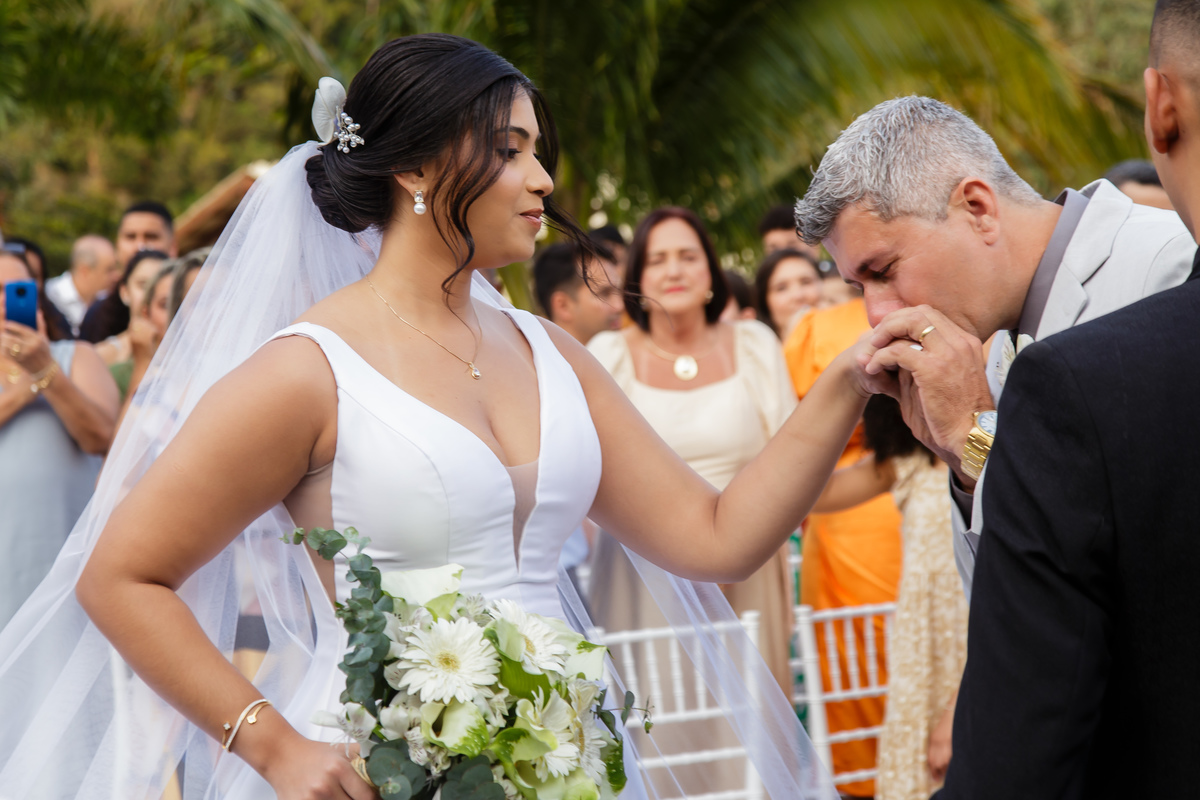 Buenos Aires, em Guarapari, oferece o cenário perfeito para casamentos ao ar livre, com fotografia que realça cada momento.