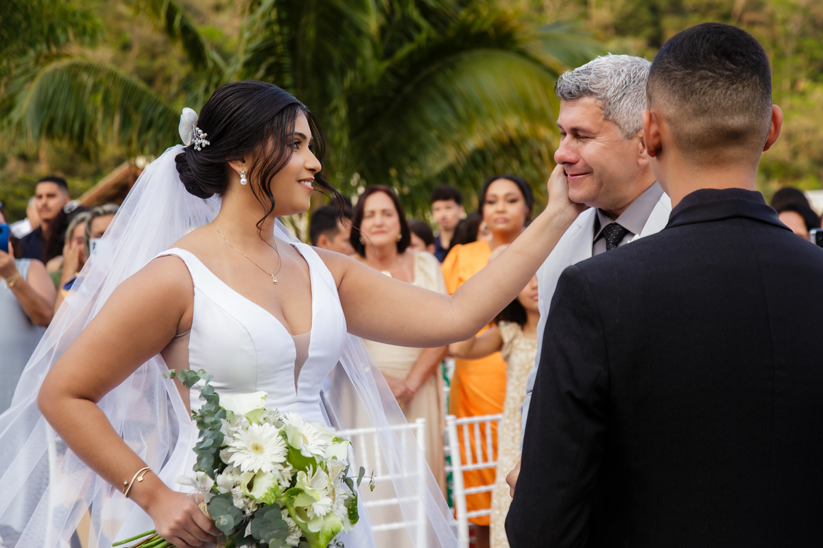 A fotografia de casamento em Guarapari capta a emoção de cerimônias ao ar livre em cenários deslumbrantes.