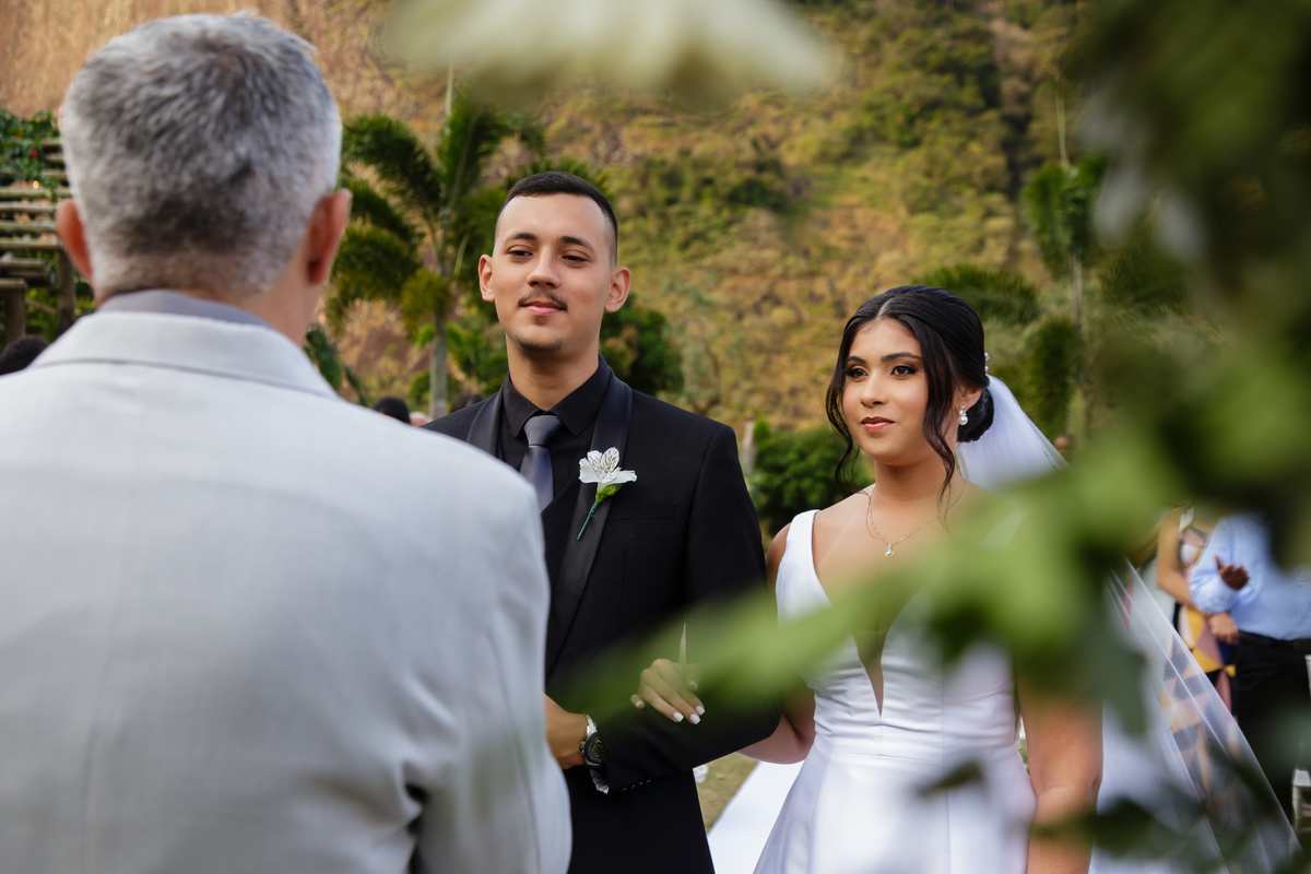 Fotógrafo de casamento no Espírito Santo garante que cada detalhe de cerimônias no campo seja eternizado.