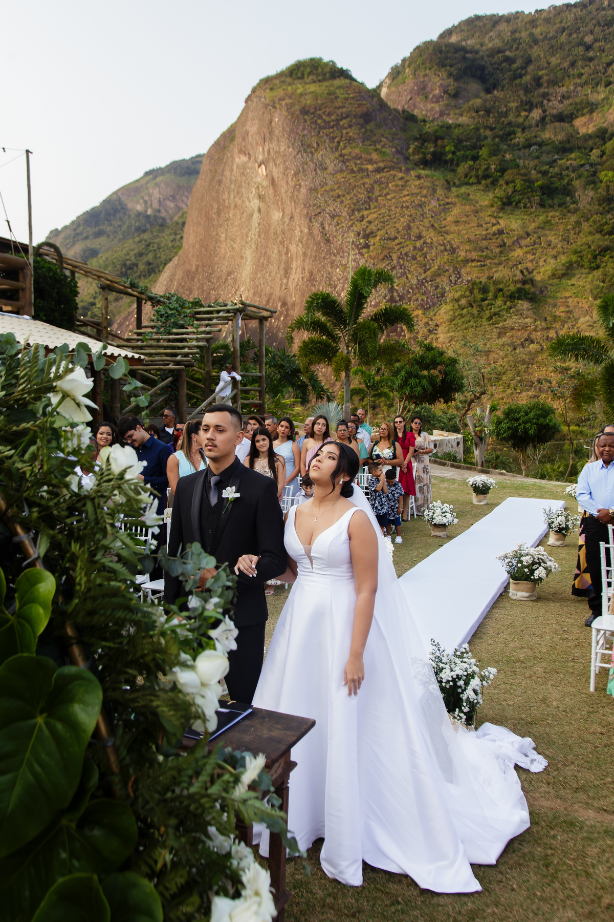 Cerimônias de casamento ao ar livre em Guarapari são eternizadas em fotografias que celebram o amor e a natureza.