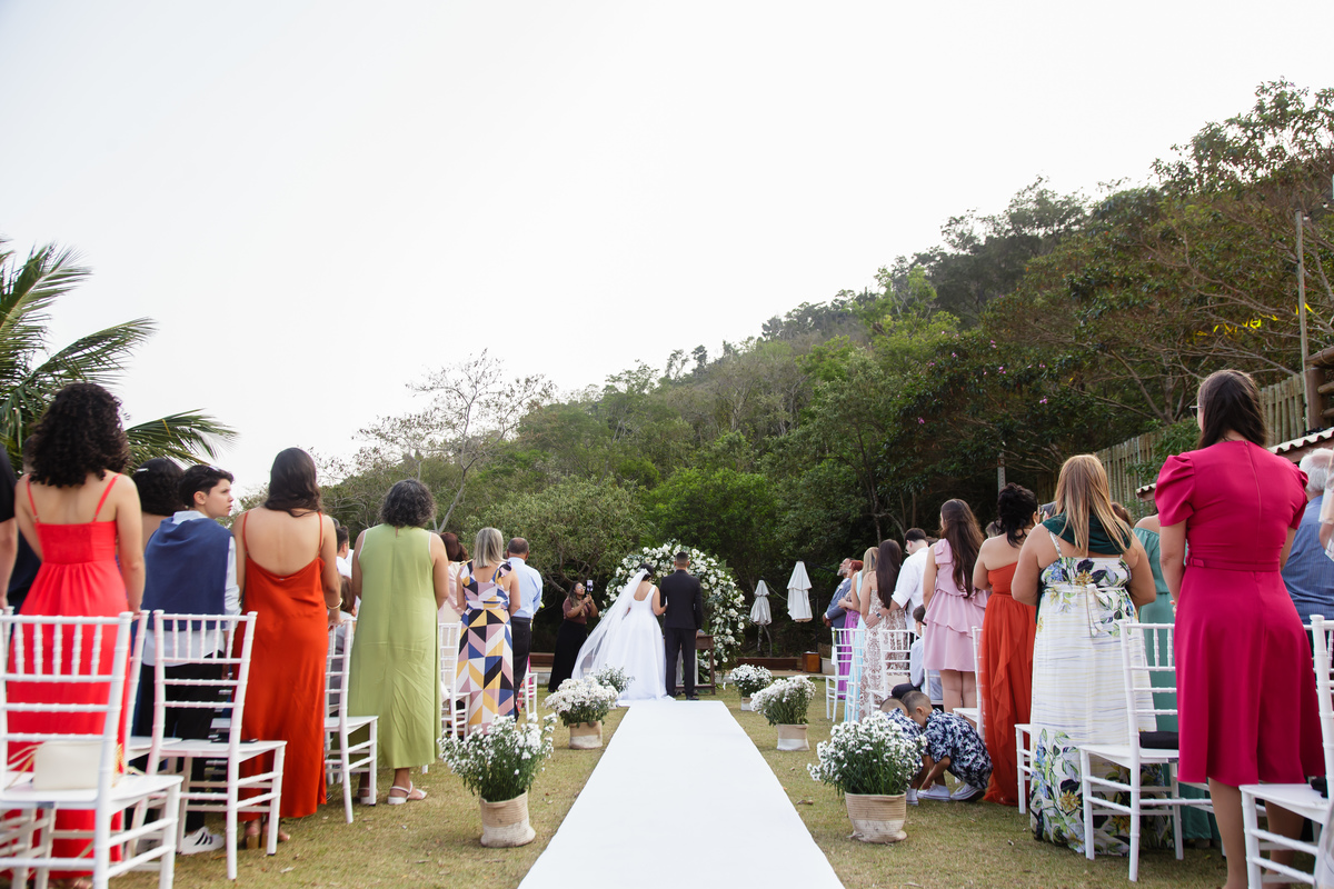 Casar ao ar livre na região de Buenos Aires, em Guarapari, proporciona momentos inesquecíveis registrados com perfeição.