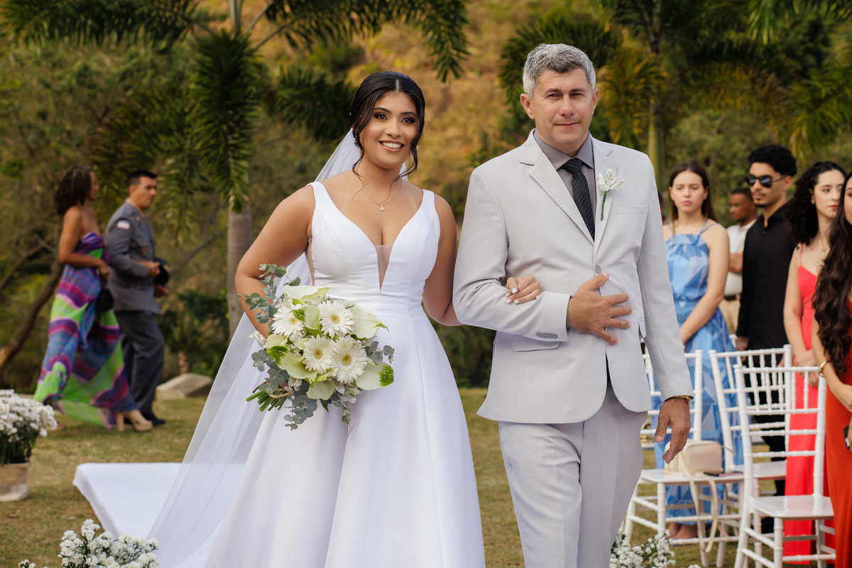 Cerimônias de casamento no campo em Guarapari são ainda mais especiais com um fotógrafo que valoriza os detalhes.
