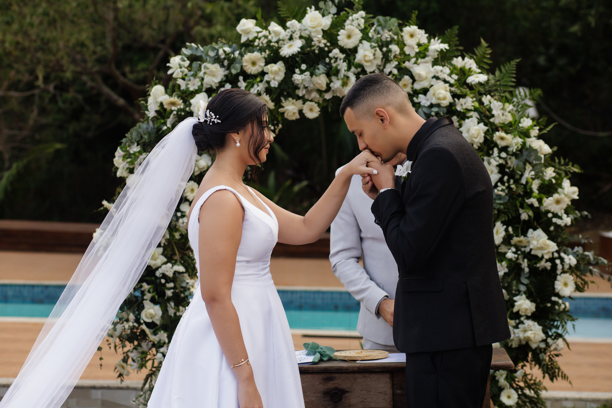 A serenidade do campo em Buenos Aires, Guarapari, cria cerimônias inesquecíveis registradas por fotógrafos especializados.