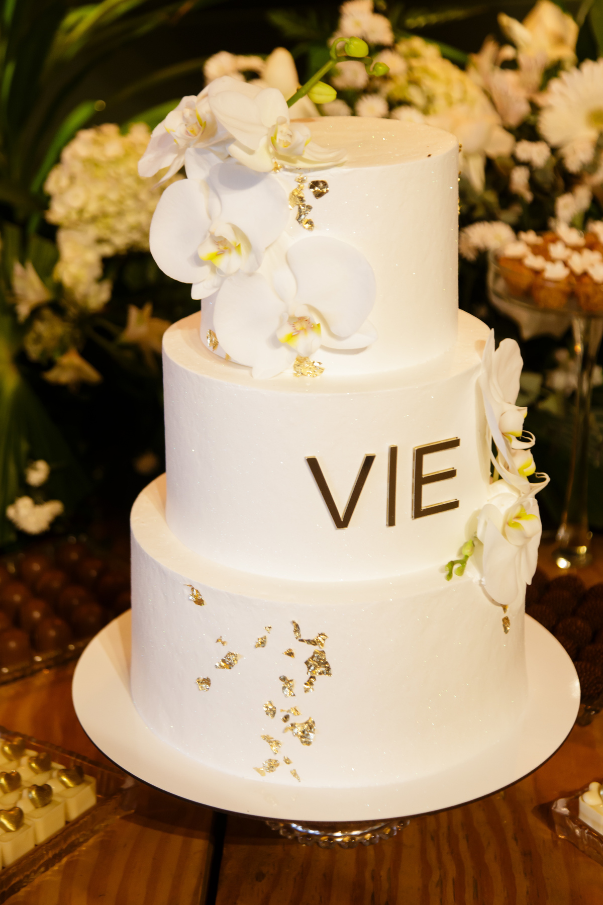Bolo de casamento impecável, decorado com delicadeza, acompanhado de doces exclusivos, completam a decoração elegante da festa.