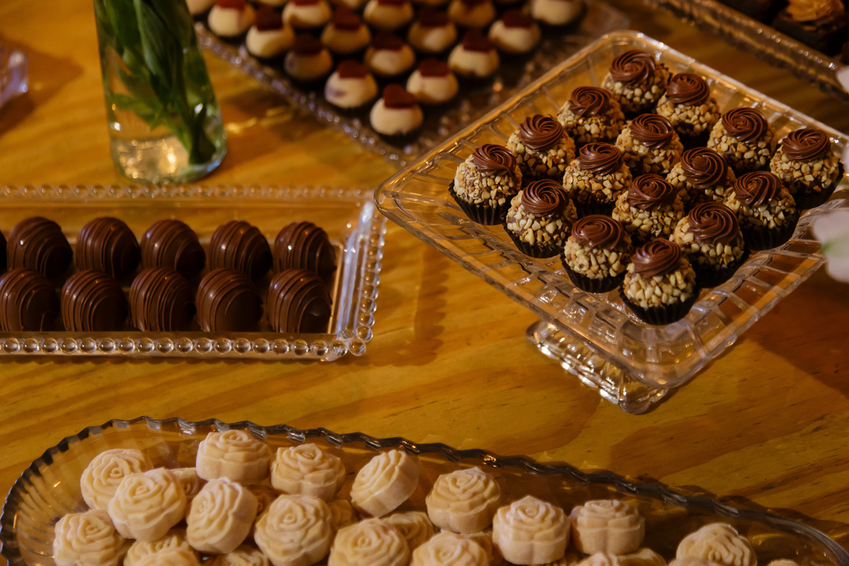 A mesa de bolo de casamento é o destaque da decoração, com doces personalizados que encantam e trazem ainda mais charme à festa.
