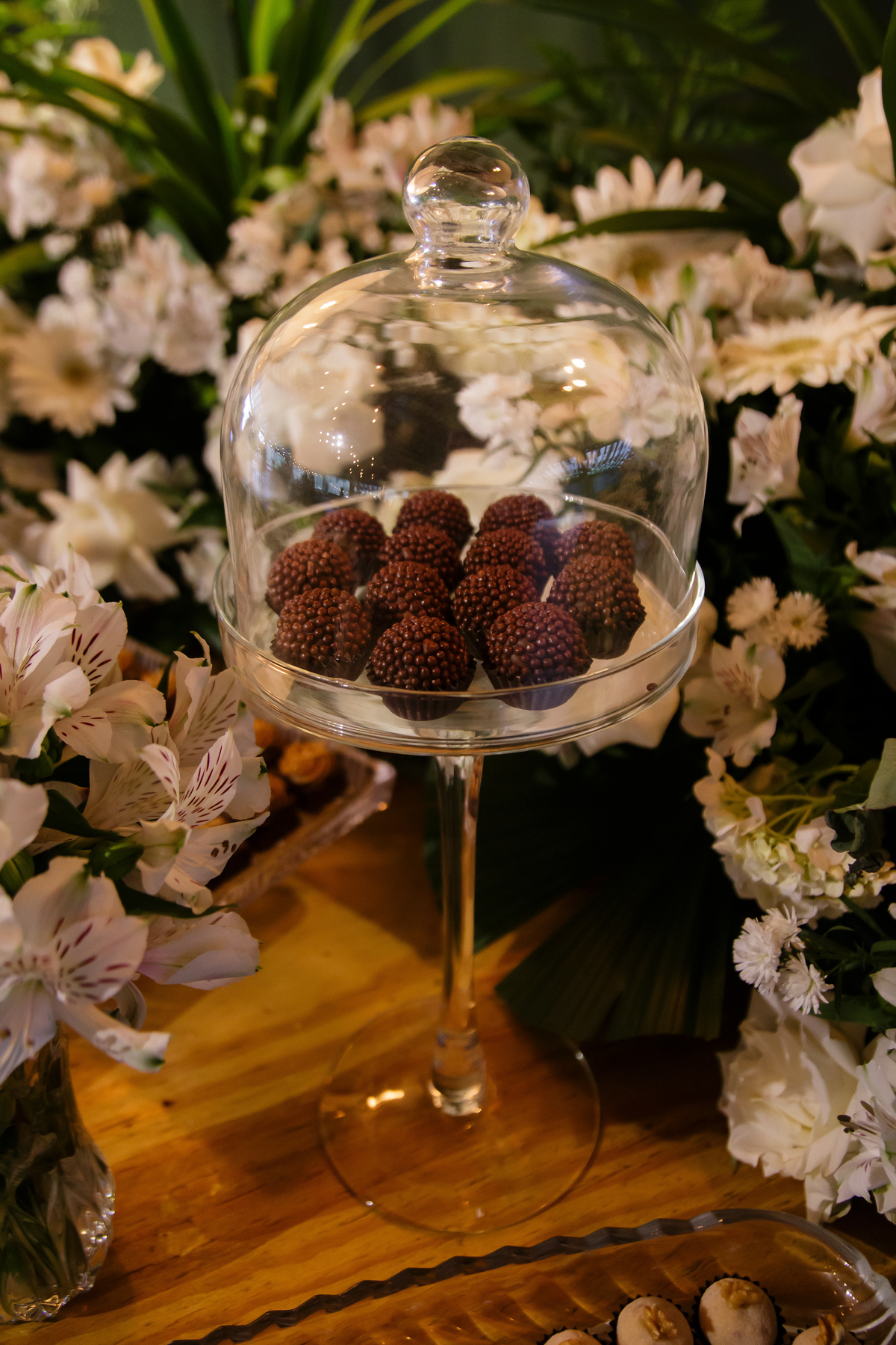 Doces de casamento sofisticados e uma mesa de bolo encantadora adicionam um toque de glamour à decoração da festa.