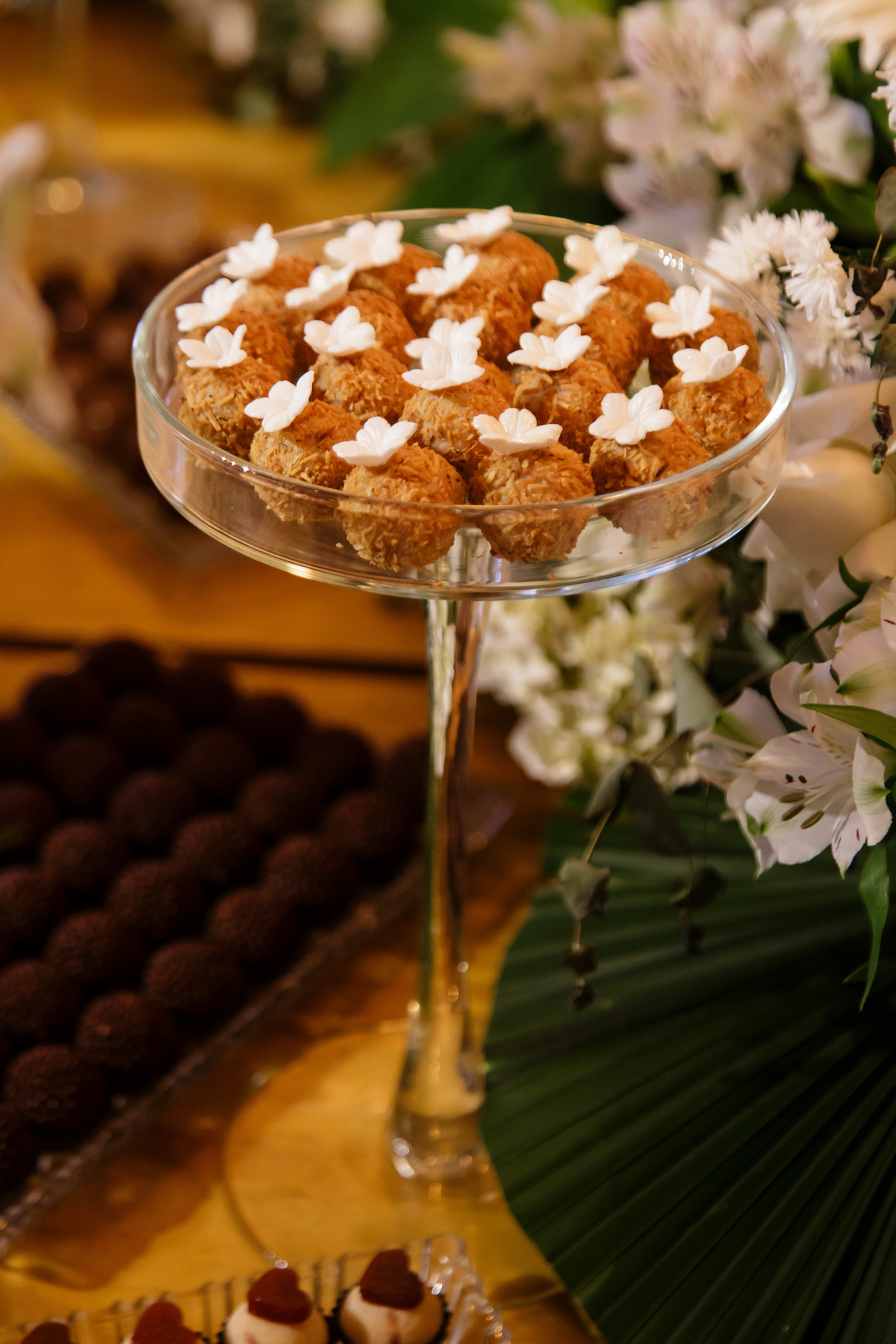 Com a mesa de bolo sofisticada e uma seleção de doces irresistíveis, a decoração do casamento ganha um toque de sabor e elegância.