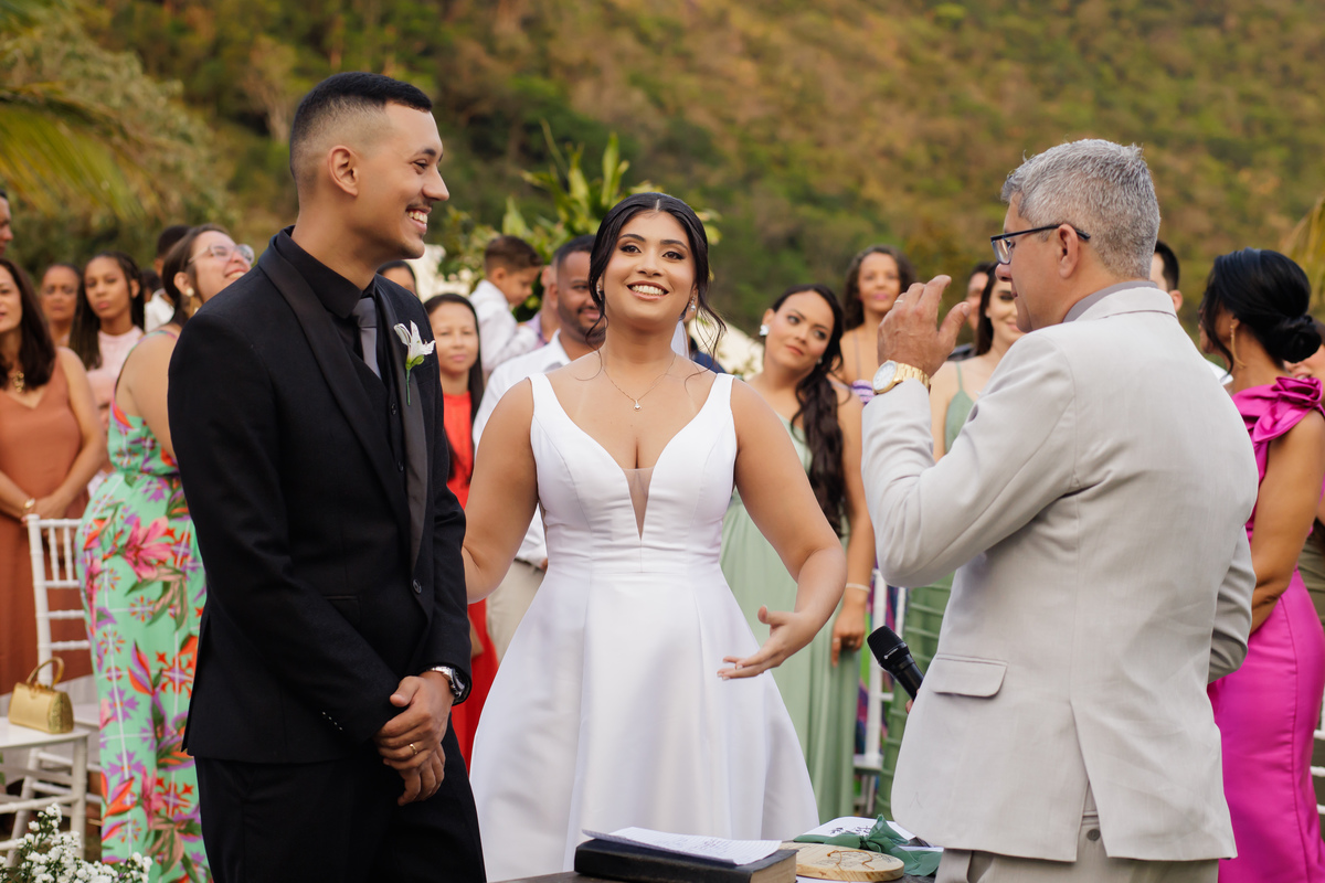 uenos Aires, em Guarapari, é o local perfeito para cerimônias ao ar livre, eternizadas por um fotógrafo de casamento.