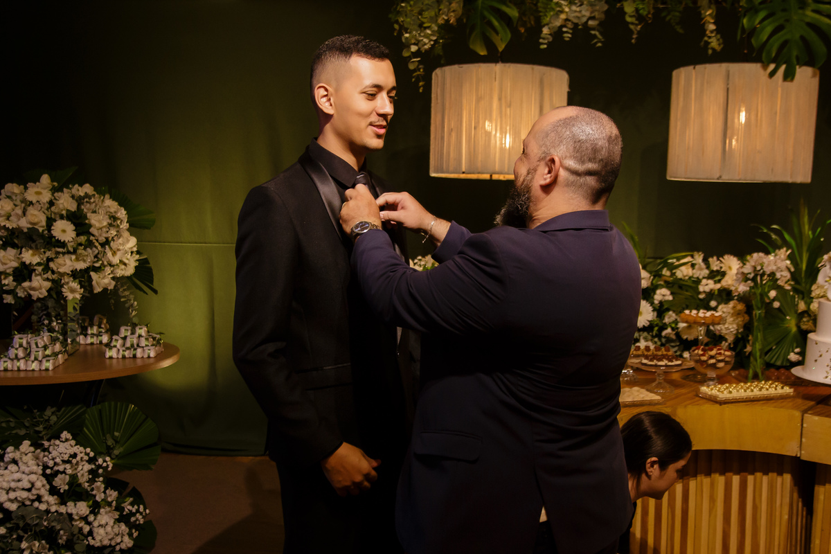 Fotos protocolares capturam a emoção do dia, enquanto retratos na mesa do bolo eternizam o amor, com o fotógrafo de casamento no ES.