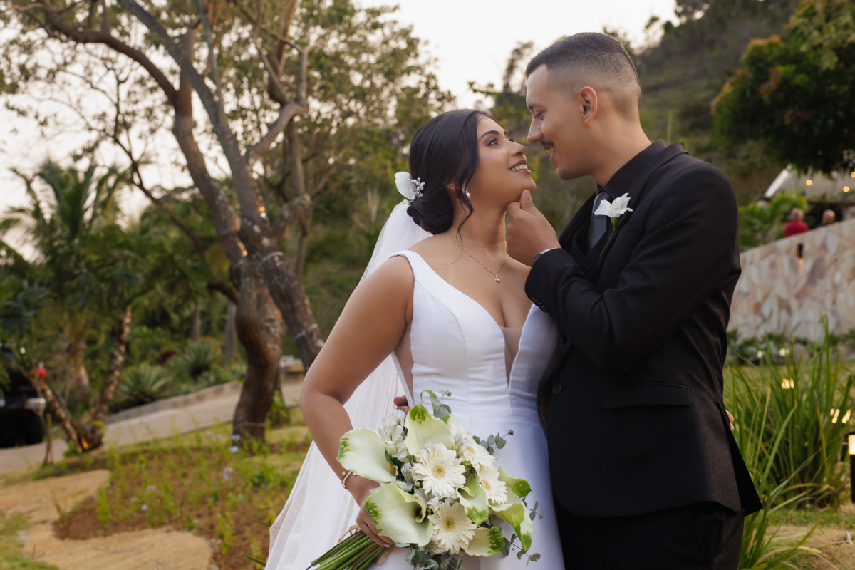 Um fotógrafo de casamento no ES especializado sabe como eternizar as fotos protocolares com familiares e os noivos em poses românticas na mesa do bolo.
