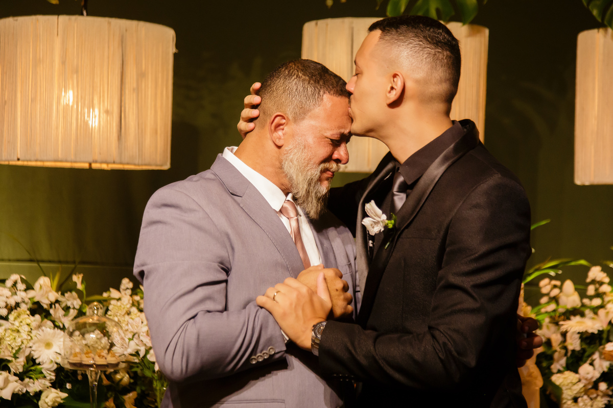 otos protocolares com os padrinhos e familiares ficam ainda mais especiais com um fotógrafo de casamento em Guarapari.