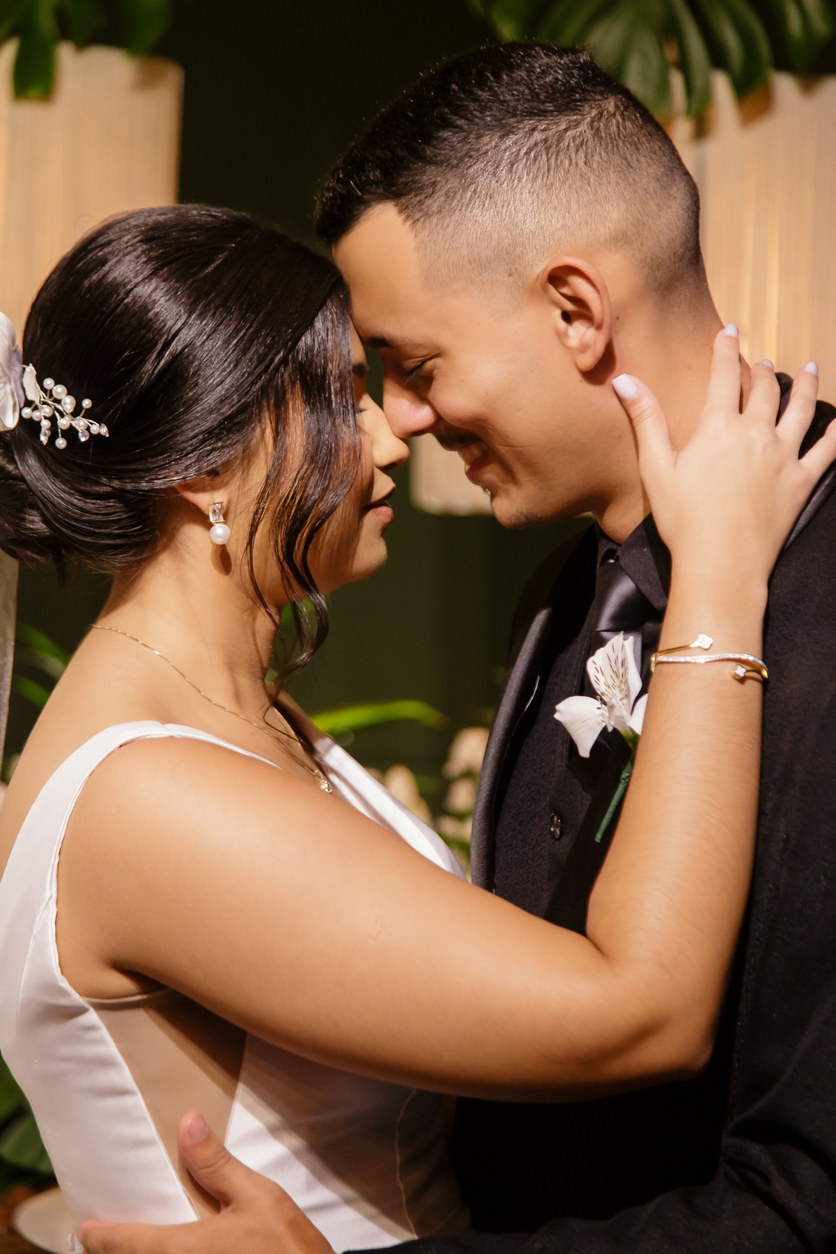 Com um fotógrafo de casamento em Guarapari, as fotos protocolares e os retratos na mesa do bolo ganham um toque profissional e artístico.