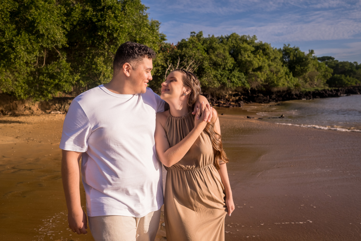 Ensaio de casal na praia de Guarapari com registros impecáveis.
Fotografia de casamento com ensaio na praia em Guarapari.