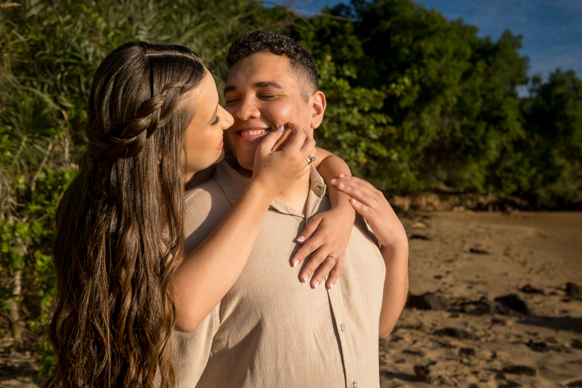 Ensaio pré-wedding na praia com fotógrafo especializado no Espírito Santo.
Fotografias de casal na praia para pré-wedding em Guarapari.