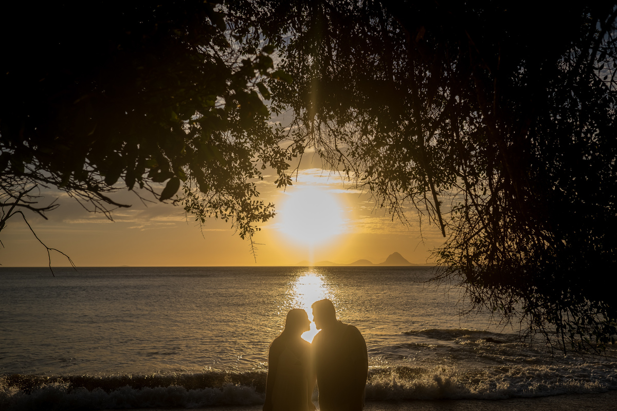 Fotos de casal na praia com foco em fotografia de casamento no ES.
Ensaio na praia com fotógrafo de casamento em Guarapari.