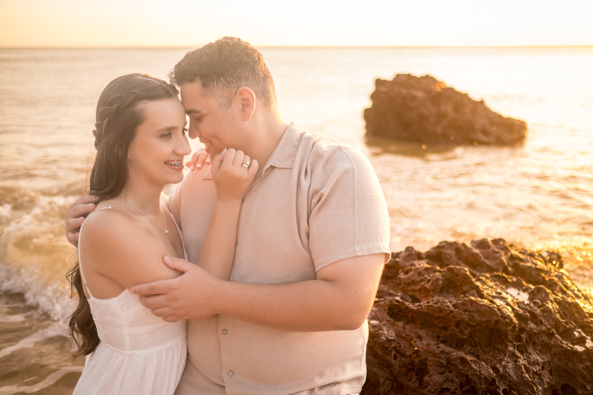 Sessão pré-wedding na praia com fotógrafo profissional em Guarapari.
Fotografia de casamento na praia em Guarapari com ensaio pré-wedding.
