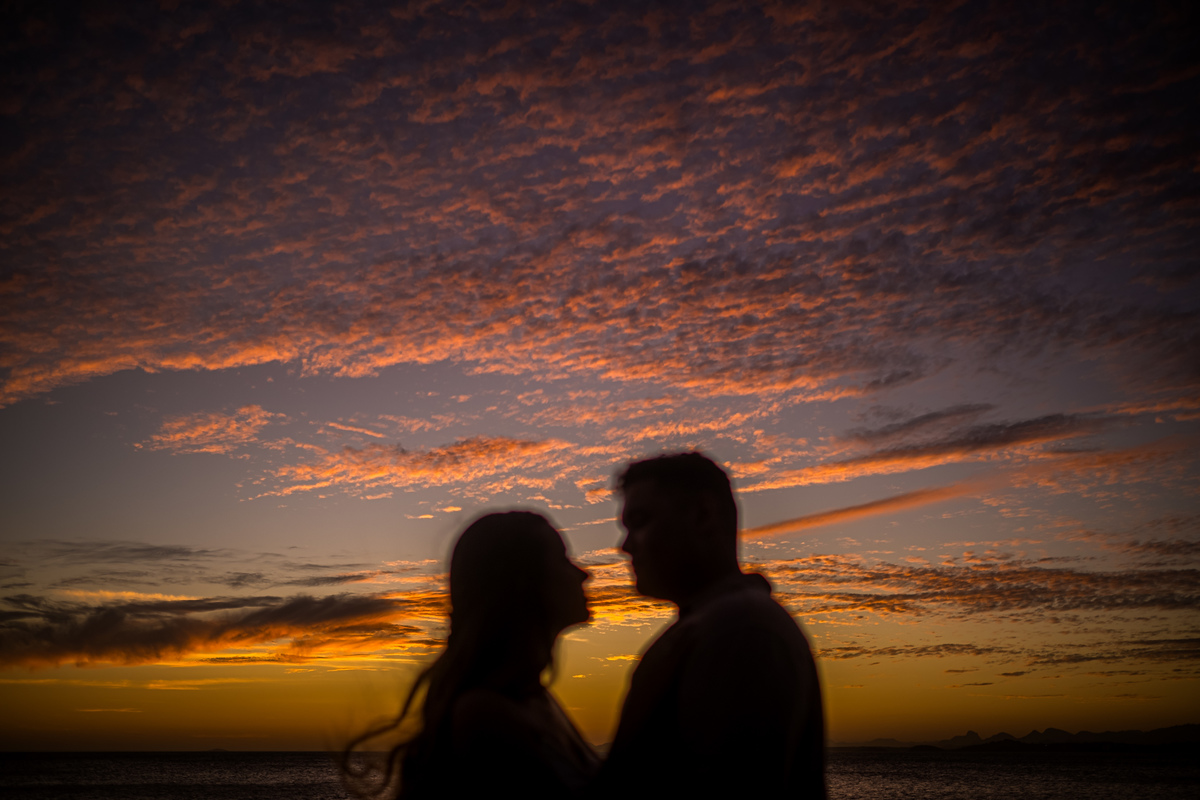 Fotos pré-wedding na praia com fotógrafo experiente em Guarapari.
