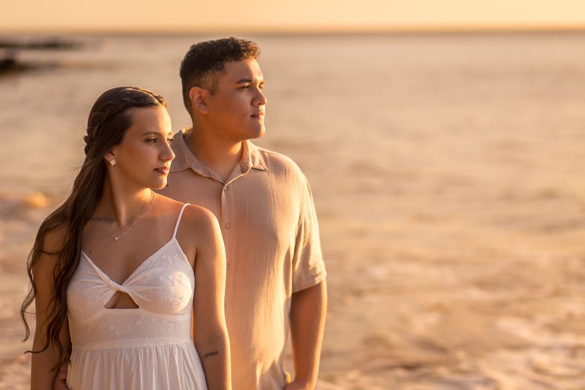Fotografia de casamento na praia em Guarapari com ensaio de casal.
Ensaio pré-wedding na praia com fotógrafo de casamentos no Espírito Santo.