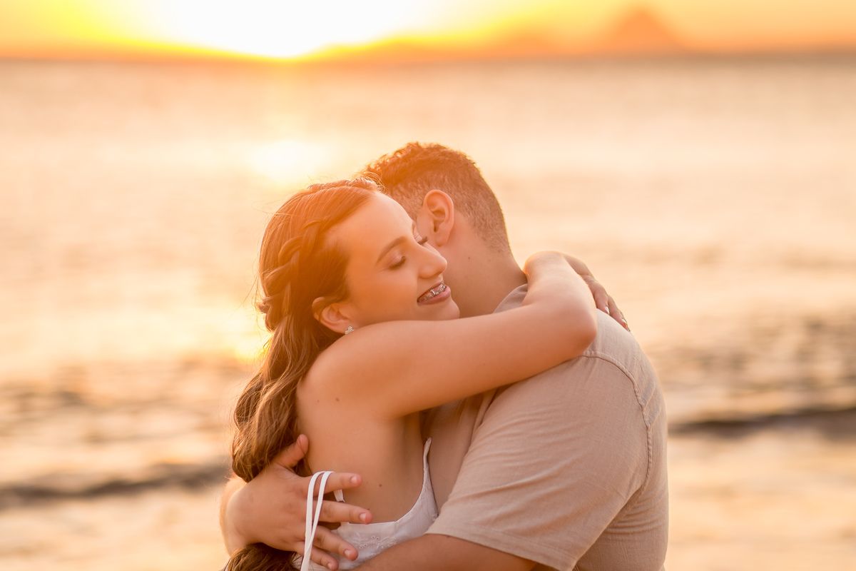 Fotos na praia de Guarapari com fotógrafo de casamento especializado.
Ensaio de casal na praia para casamentos no Espírito Santo.