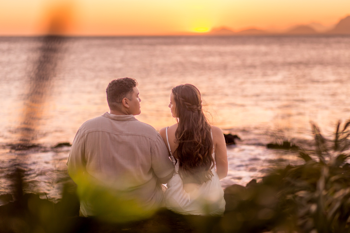 Sessão de fotos pré-wedding na praia com fotógrafo de casamentos no ES.
Ensaio de casal na praia para registros de casamento em Guarapari.