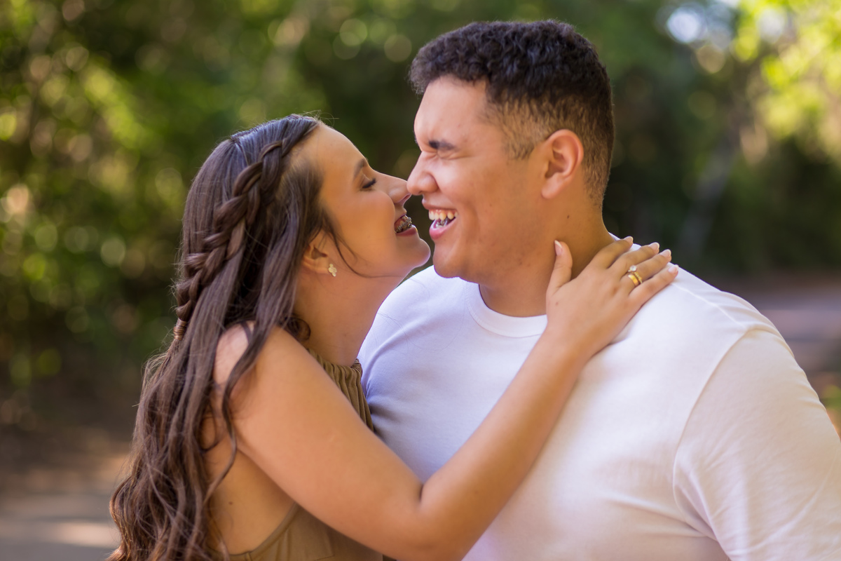 Pré-wedding na praia com fotógrafo de casamento especializado em Guarapari.
Ensaio de casal na praia com foco em fotografia de casamento no ES.