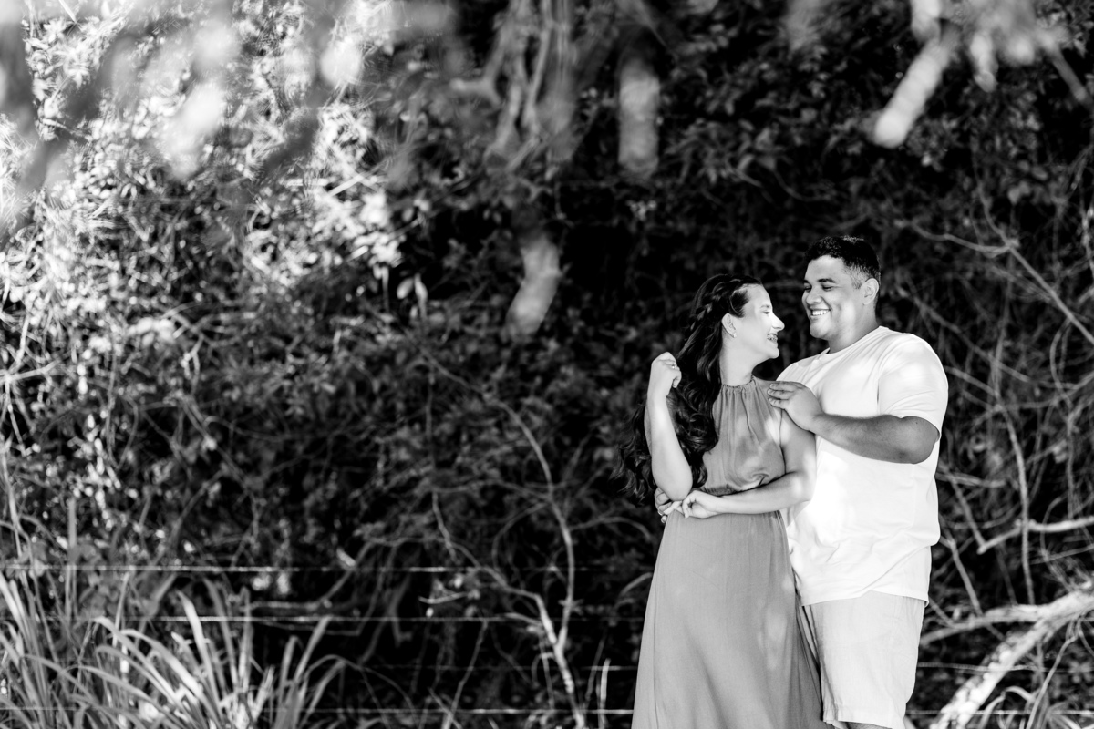 Ensaio pré-wedding na praia com fotógrafo de casamentos no ES.
Ensaio de casal na praia com fotos para casamento em Guarapari.