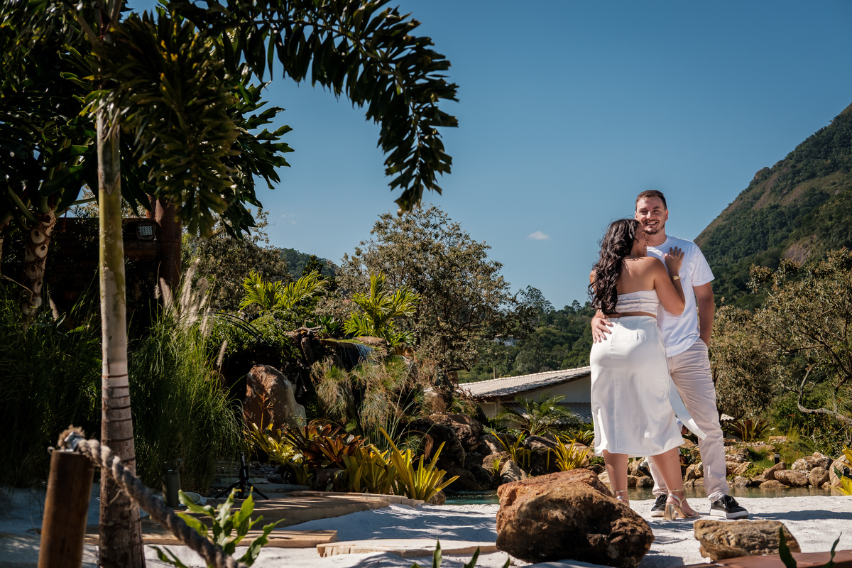 Casal em sintonia no ensaio pré-wedding em meio ao verde de Guarapari.
Ensaio pré-wedding no campo com fotógrafo de casamento em Guarapari.
Sessão fotográfica no campo em Buenos Aires, Guarapari, com clima romântico.