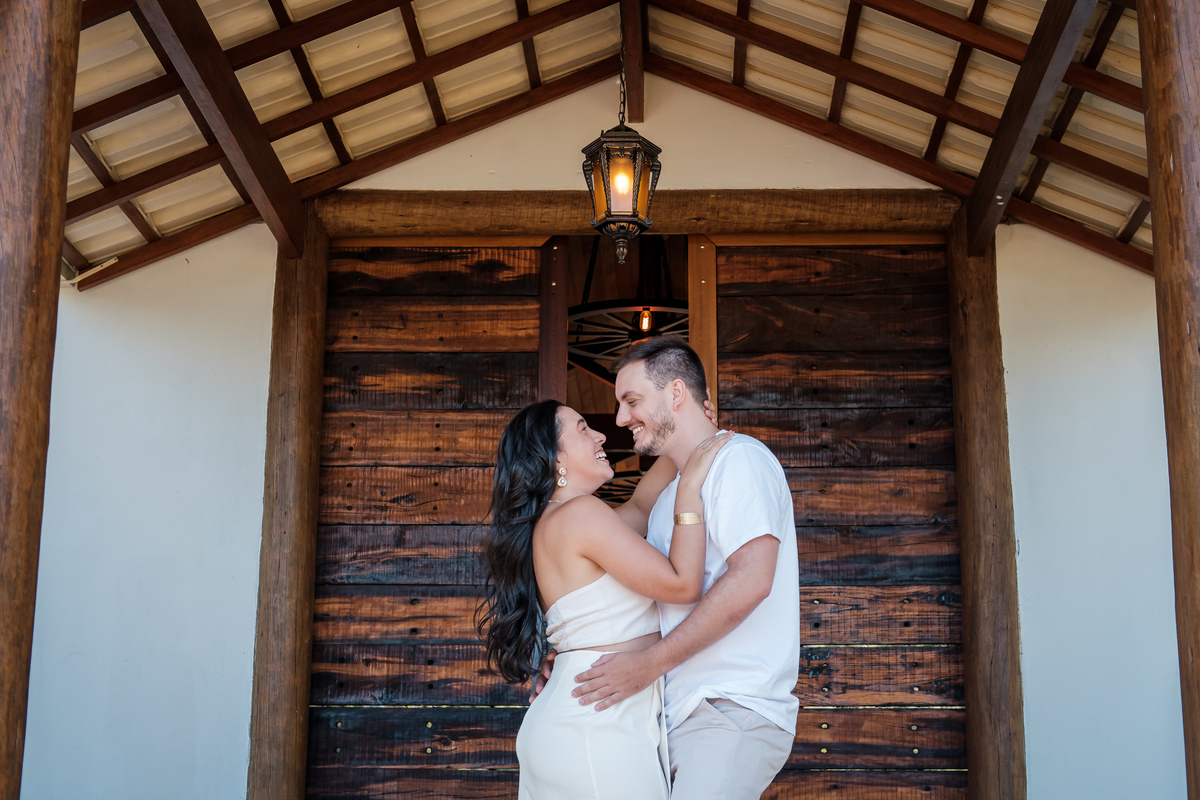 Ensaio pré-wedding ao ar livre em Buenos Aires, Guarapari.
Sessão fotográfica romântica no campo em Guarapari para casais.
Fotógrafo de casamentos no Espírito Santo para ensaio pré-wedding no campo.
