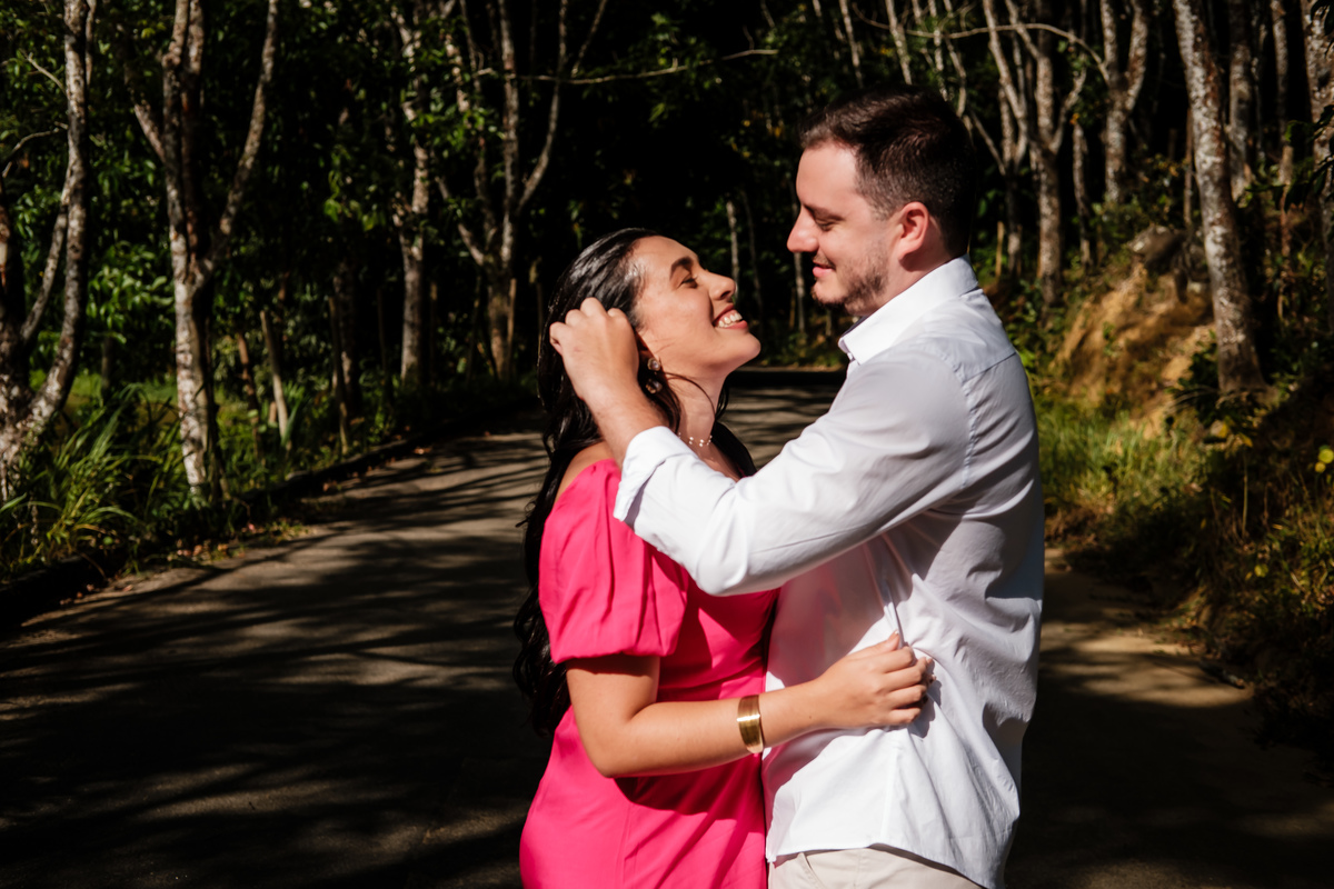 Fotógrafo de casamento no Espírito Santo para ensaio romântico no campo.
Sessão de fotos pré-wedding na natureza em Guarapari com casal apaixonado.
Ensaio de casal no campo em Buenos Aires, Guarapari, em um dia ensolarado.
Fotografia de casamento em Guara