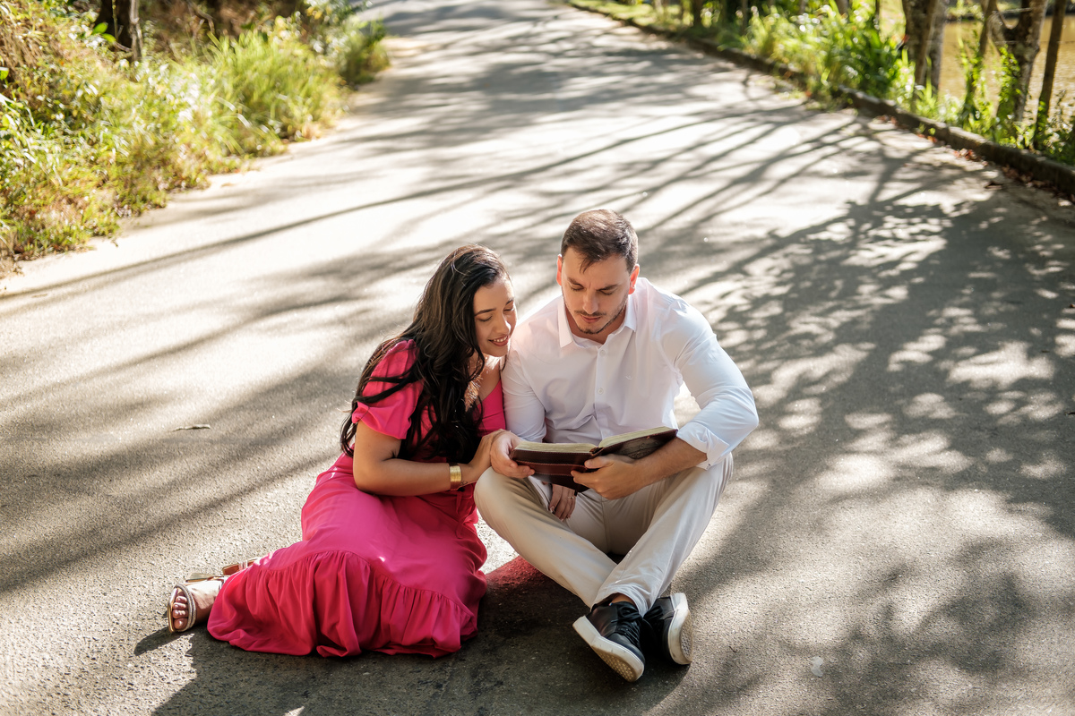 Casal em perfeita sintonia no ensaio pré-wedding no campo em Guarapari.
Ensaio pré-wedding na área rural de Buenos Aires, Guarapari.
Sessão de fotos pré-wedding no campo com casal sorridente em Guarapari.