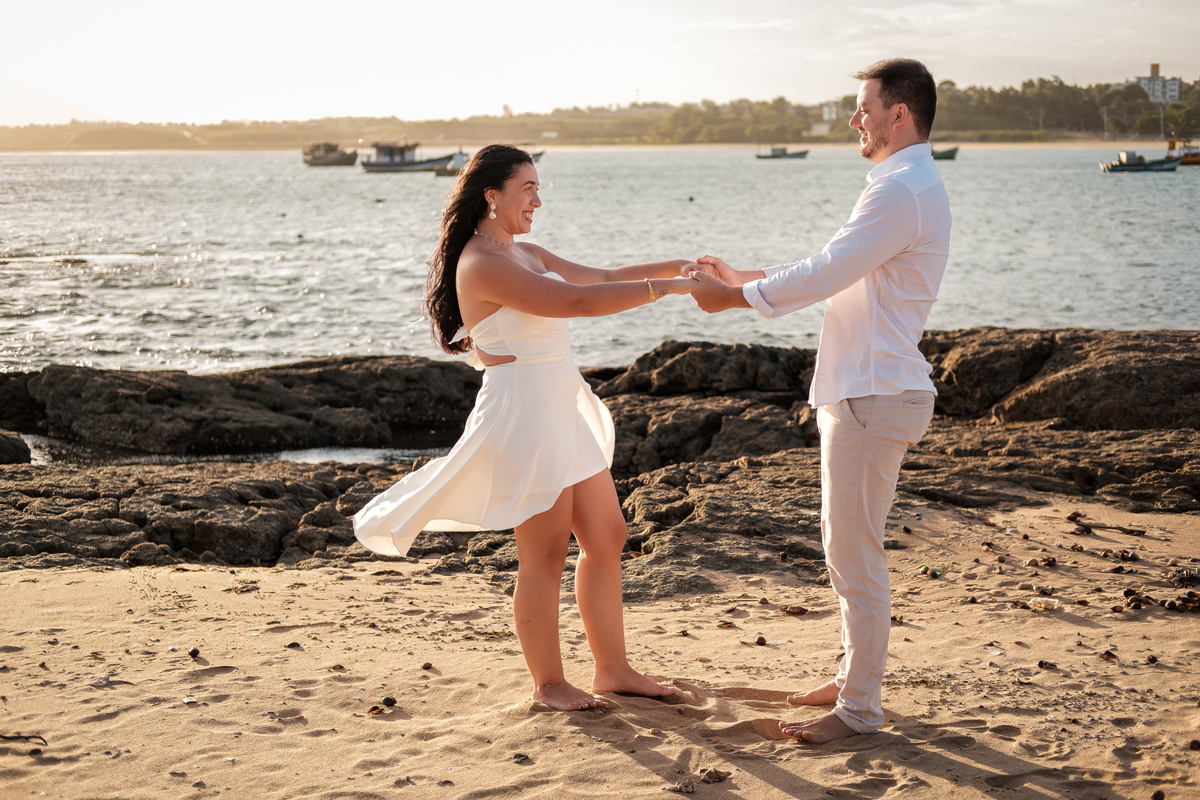 Sessão pré-wedding na praia de Guarapari com fotógrafo especializado.
Ensaio pré-wedding em Guarapari com fotógrafo de casamento experiente.