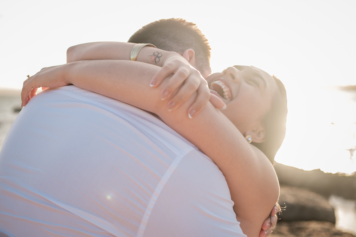 Fotografias de casamento na praia com fotógrafo em Guarapari.
Ensaio de casal na praia com fotógrafo especializado em casamentos no ES.