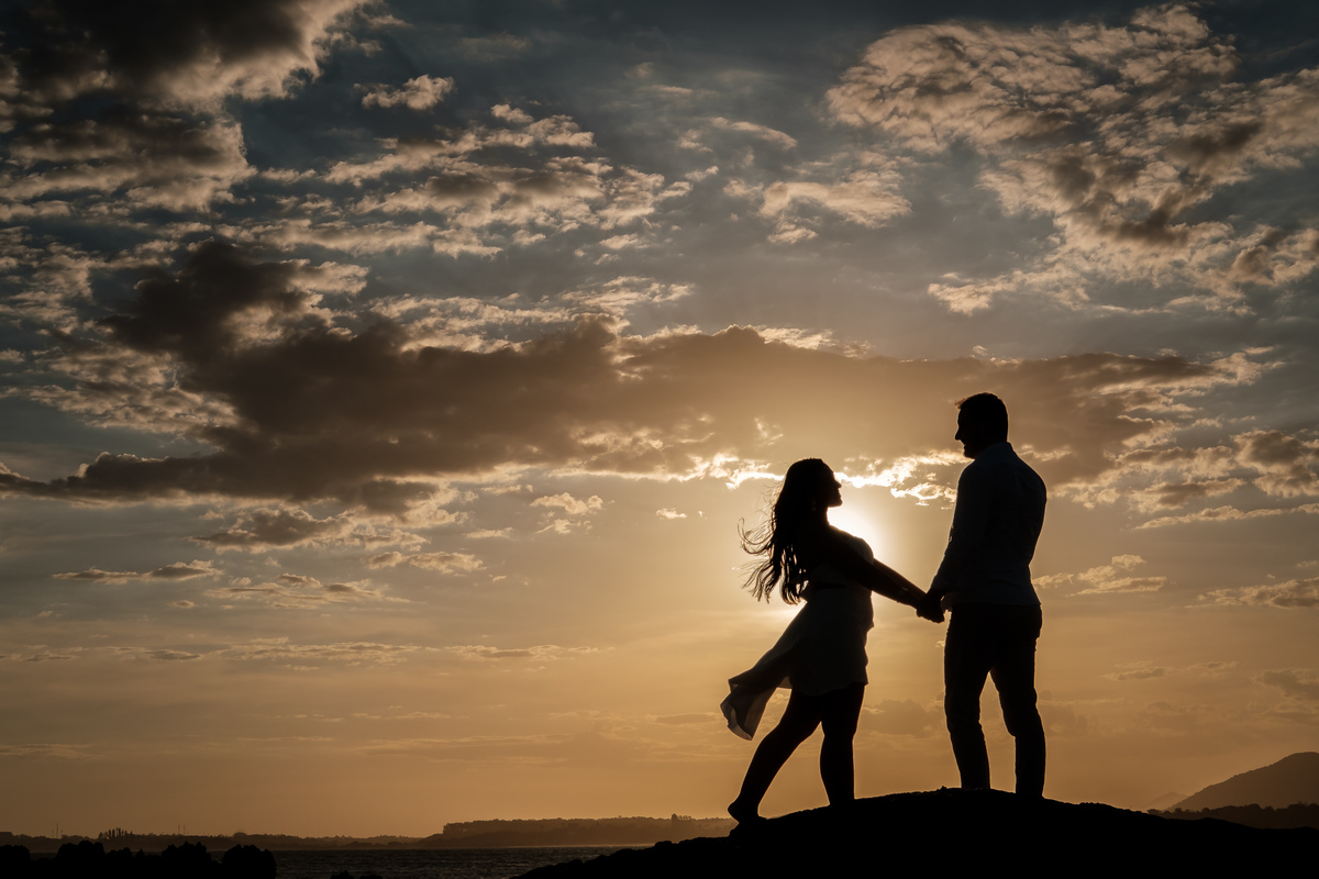 Sessão pré-wedding em praia de Guarapari com fotógrafo profissional.
Fotógrafo de casamentos no Espírito Santo para ensaio na praia.