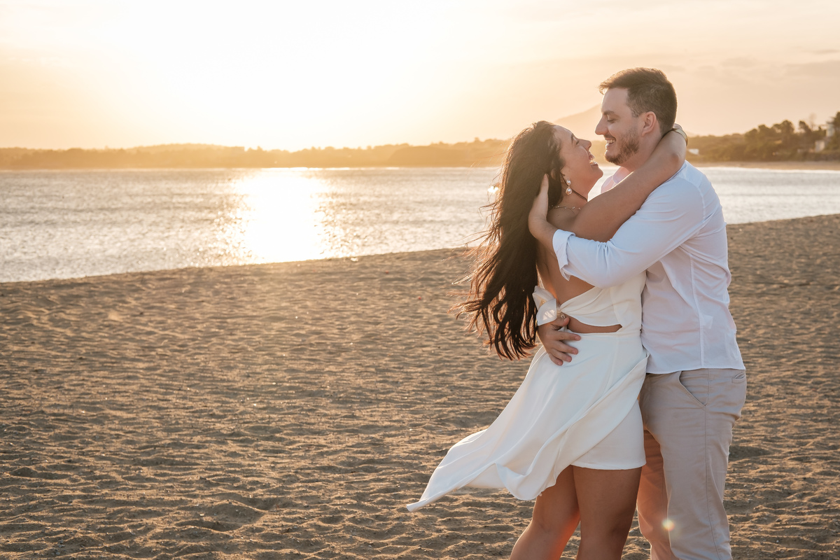 Pré-wedding na praia com fotógrafo experiente em casamentos no ES.
