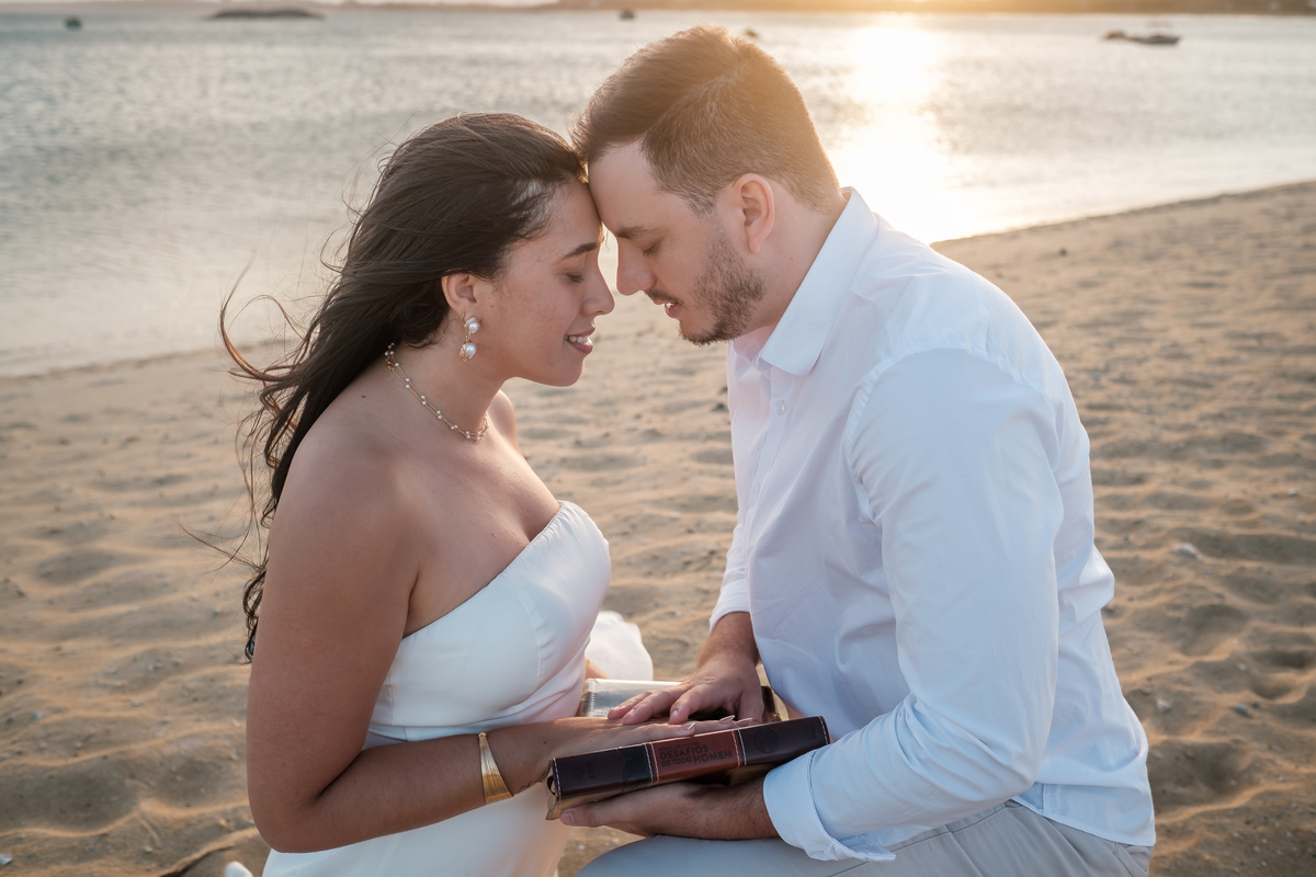 Ensaio pré-wedding na praia com fotógrafo especializado no Espírito Santo.
